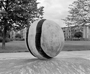 71355 Afbeelding van de bronzen plastiek 'Doorsneden Bol' van Wout Maters, in 1978 geplaatst bij de kinderspeelplaats ...